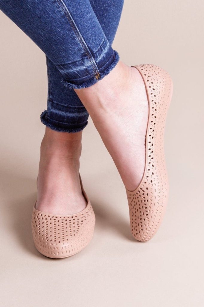 A pair of eco-friendly ballet flats from affordable sustainable fashion brand Okabashi