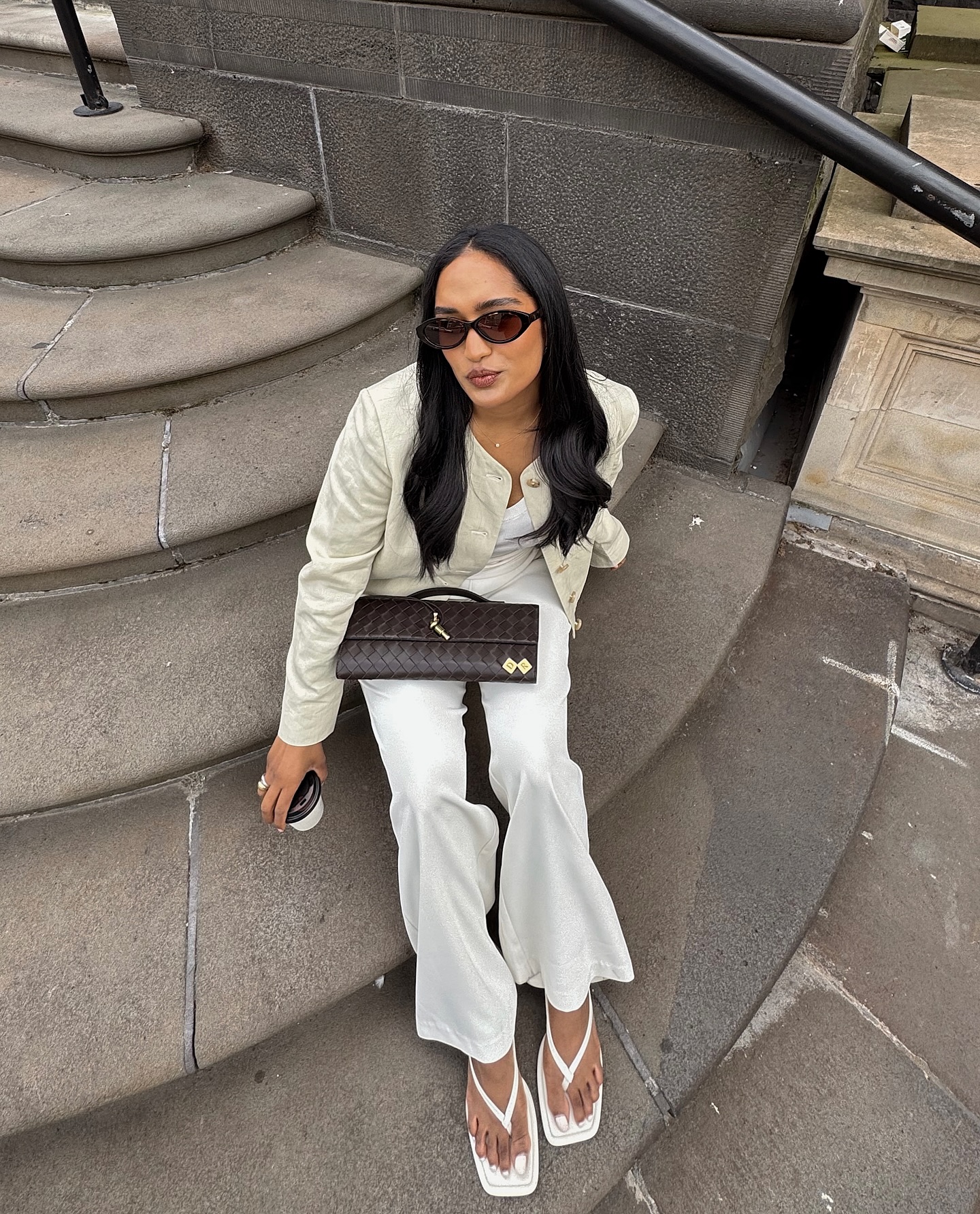 Woman wearing spring outfit with flip flops.