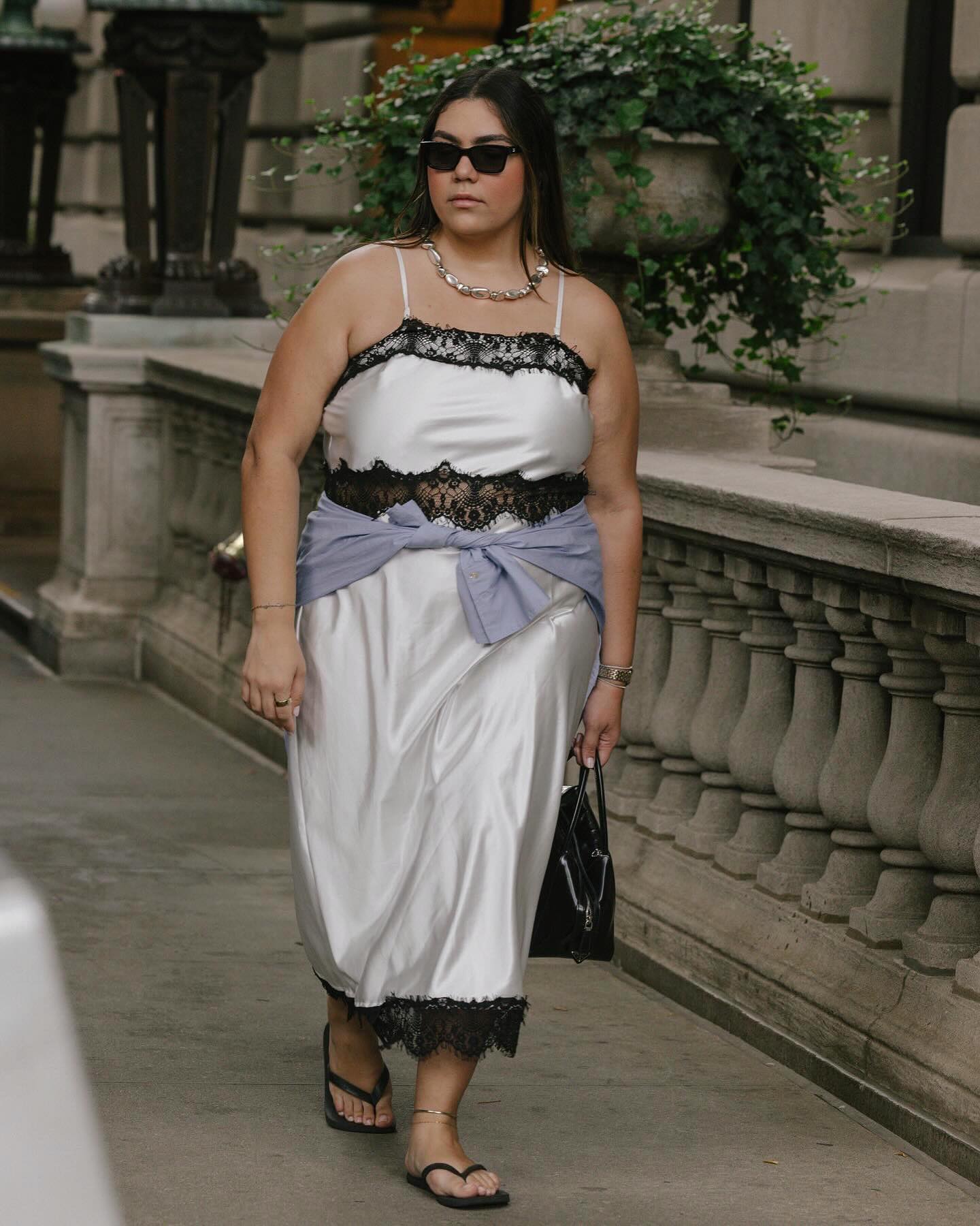 Woman wearing spring outfit with flip flops.