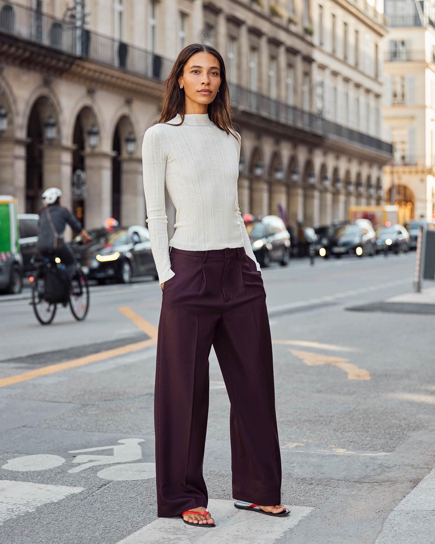 Woman wearing spring outfit with flip flops.