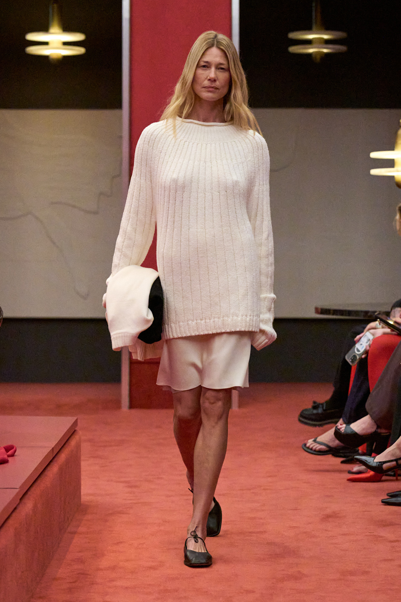 A model walking in Kallmeyer's S/S 25 show.