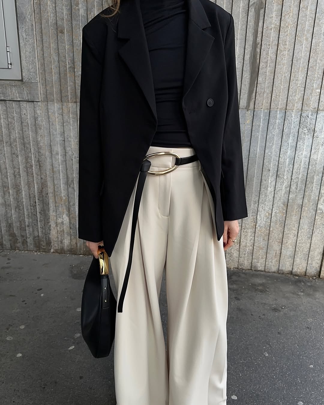 woman wearing white trousers black belt fall outfits 2025