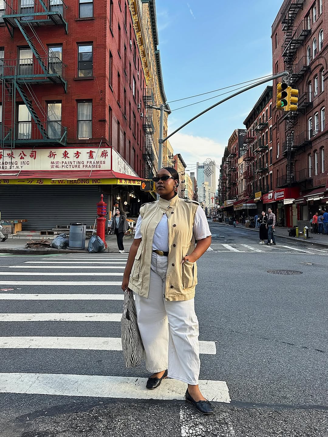 woman wearing white trousers black belt fall outfits 2025