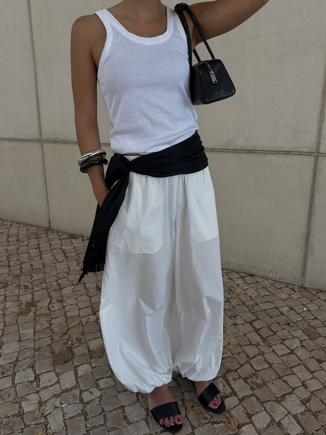 woman wearing white trousers black belt fall outfits 2025