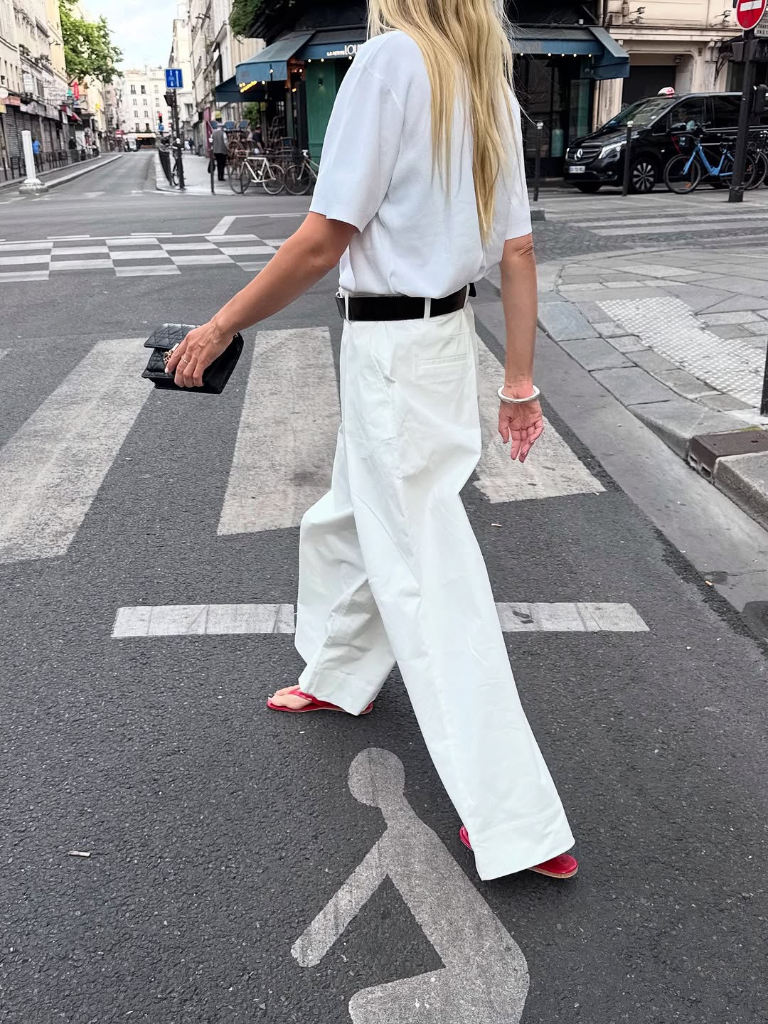 woman wearing white trousers black belt fall outfits 2025