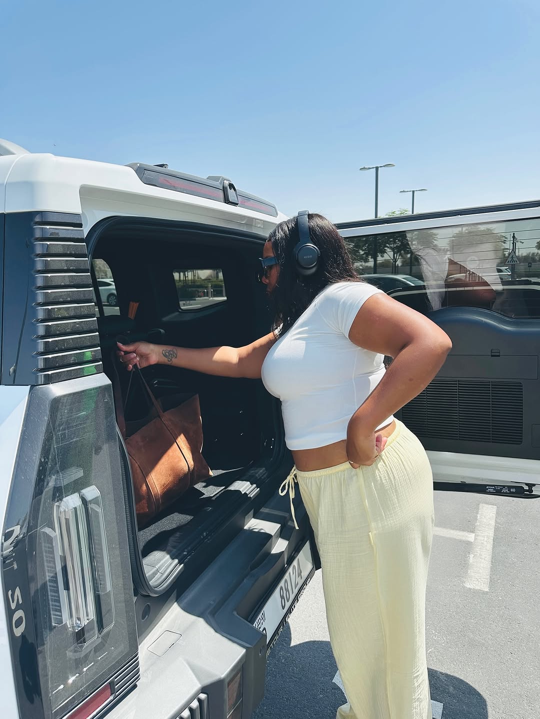 Woman wearing chic airport outfit 2025.