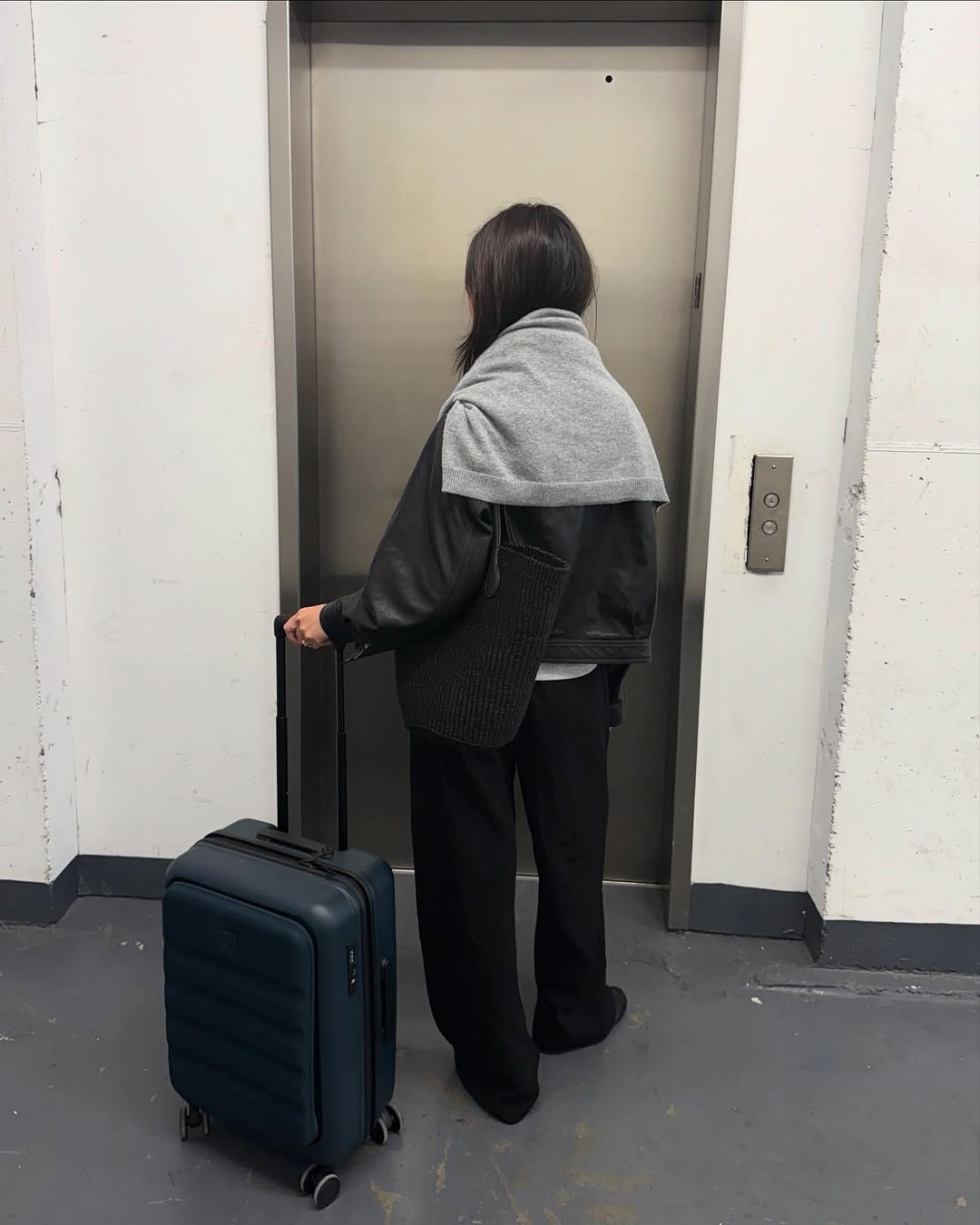 Woman wearing chic airport outfit 2025.