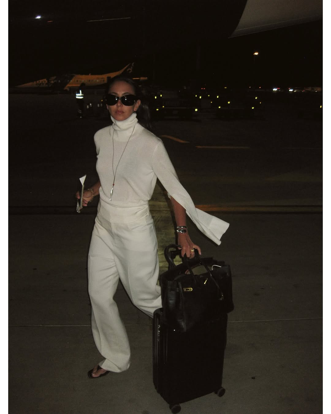 Woman wearing chic airport outfit 2025.