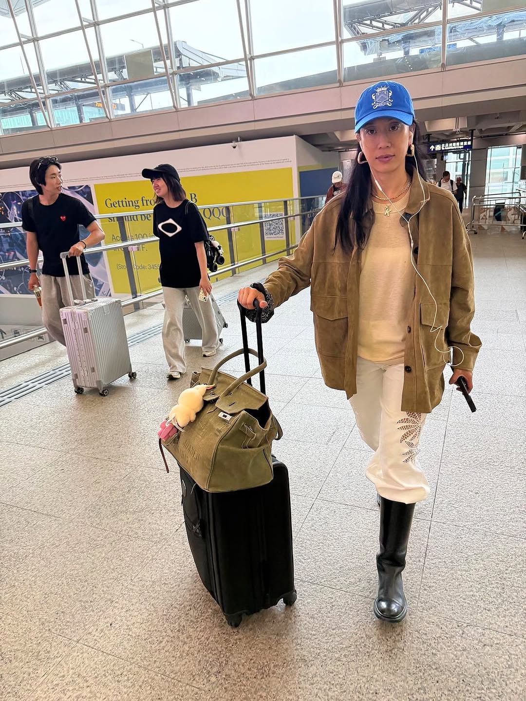 Woman wearing chic airport outfit 2025.