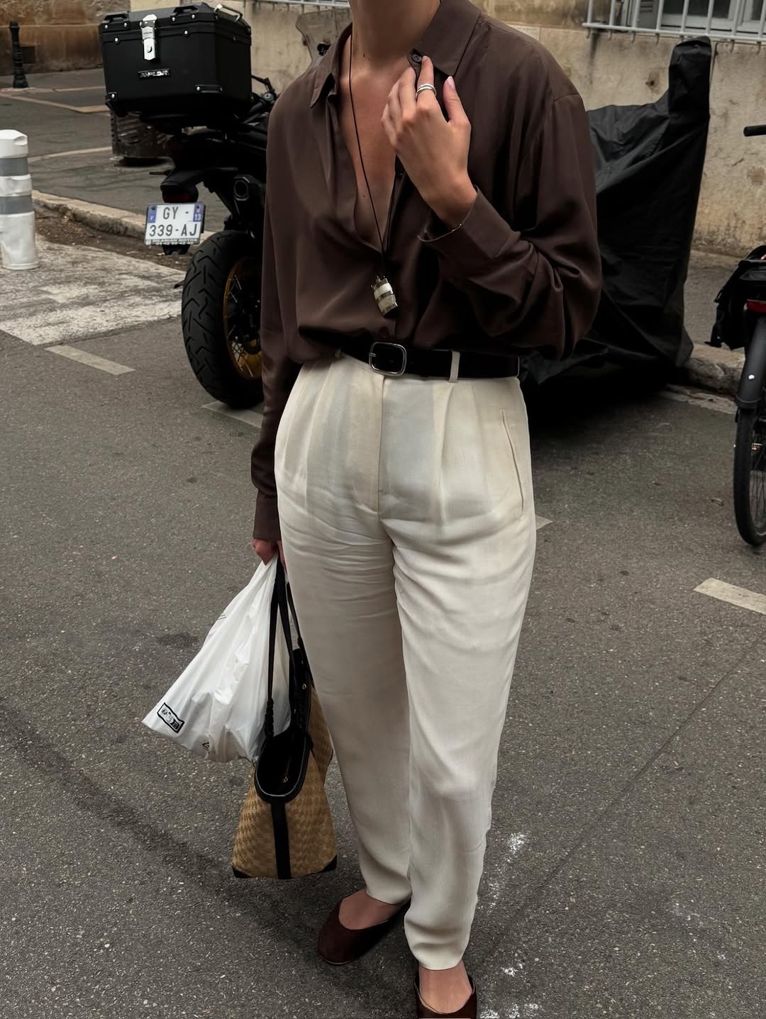 woman wearing white trousers black belt fall outfits 2025