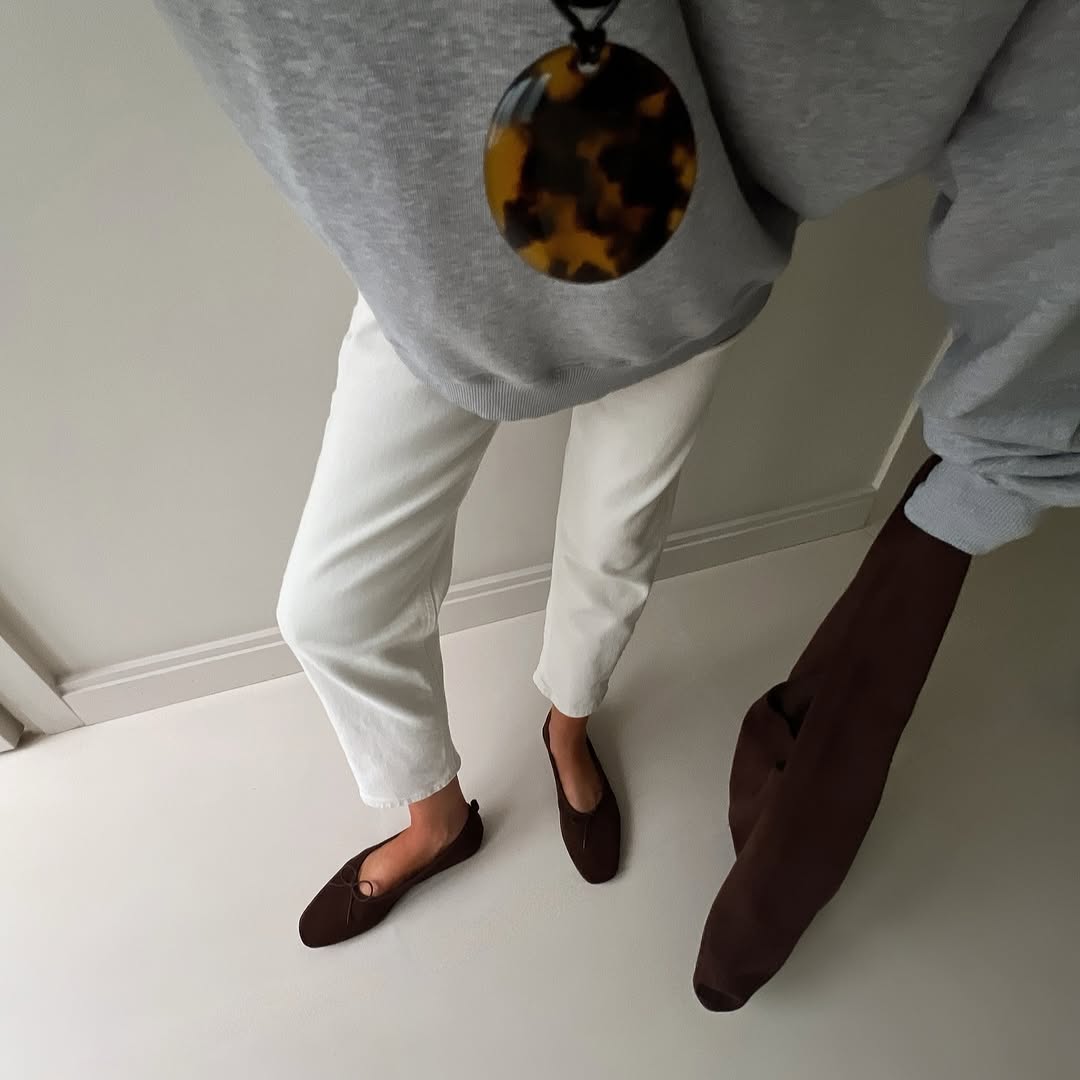 woman wearing fall ballet flats outfit 2025