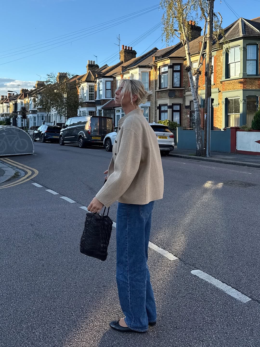 woman wearing fall ballet flats outfit 2025