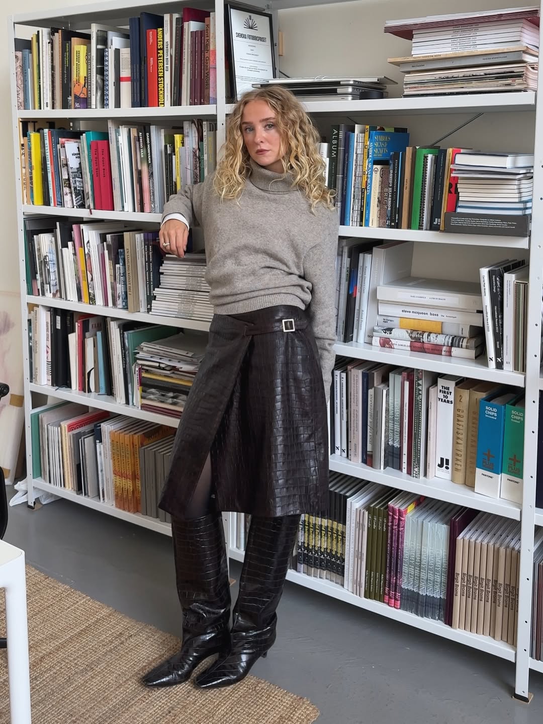 influencer wearing an anti-trend outfit