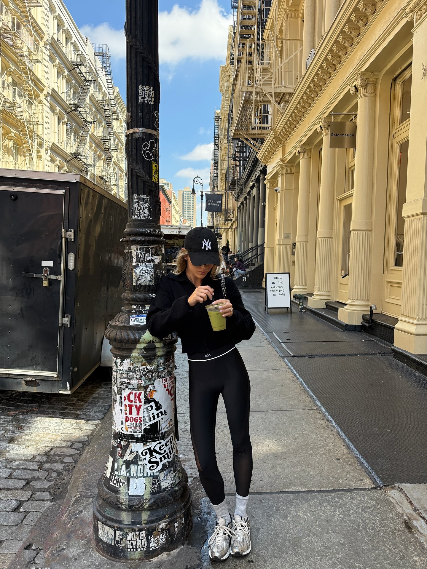 Influencer wearing leggings with