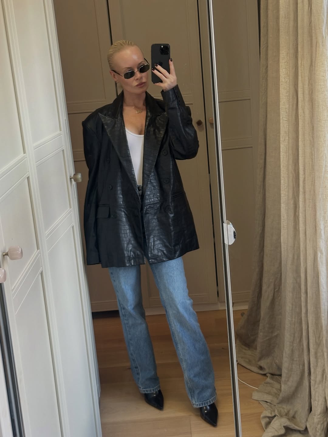Woman wearing fall blazer with jeans outfit 2025.