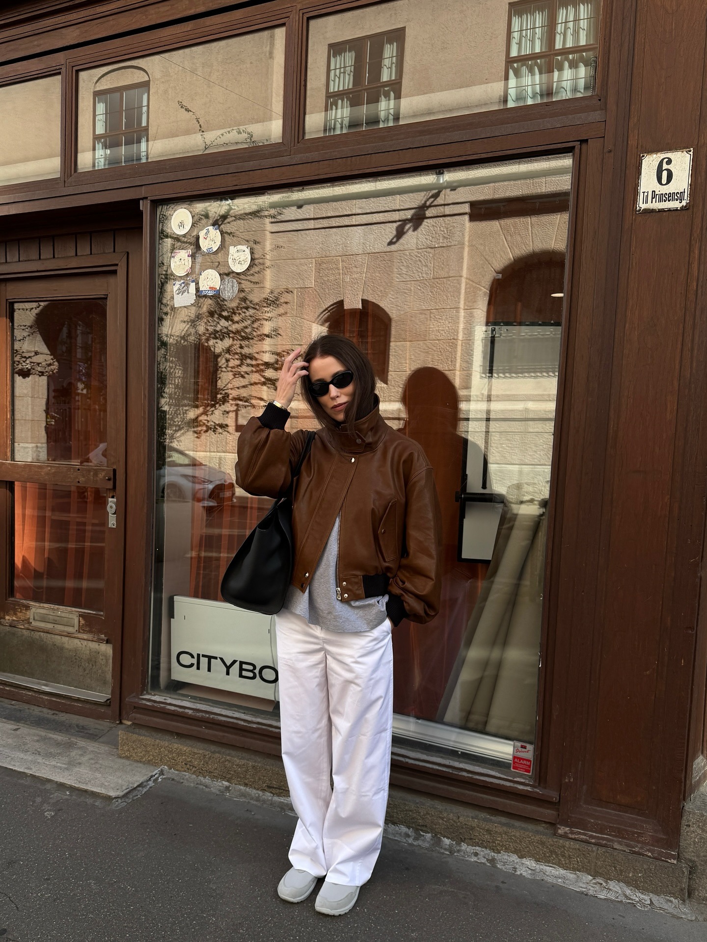 Elegant fall sneaker outfit