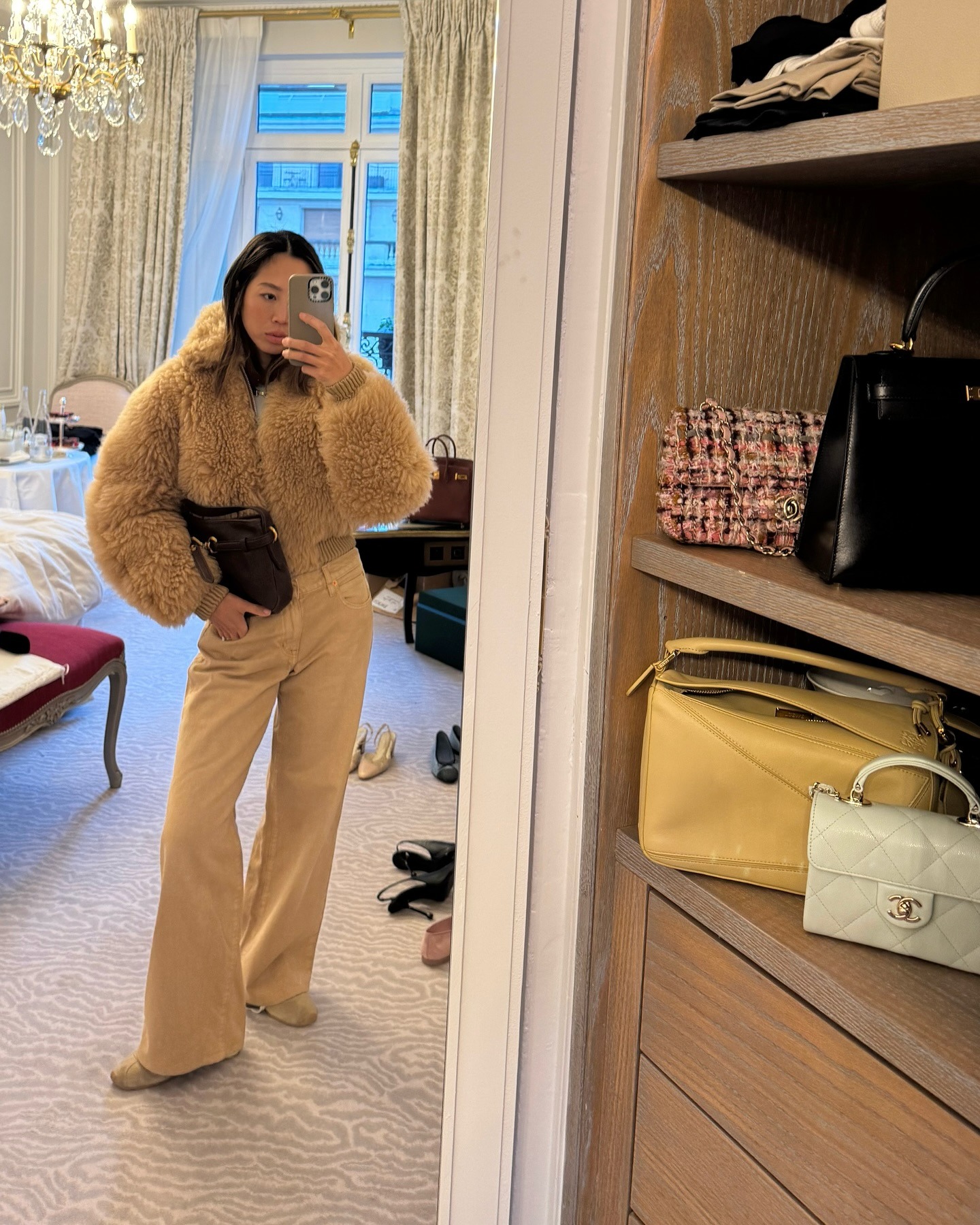 Elegant fall sneaker outfit