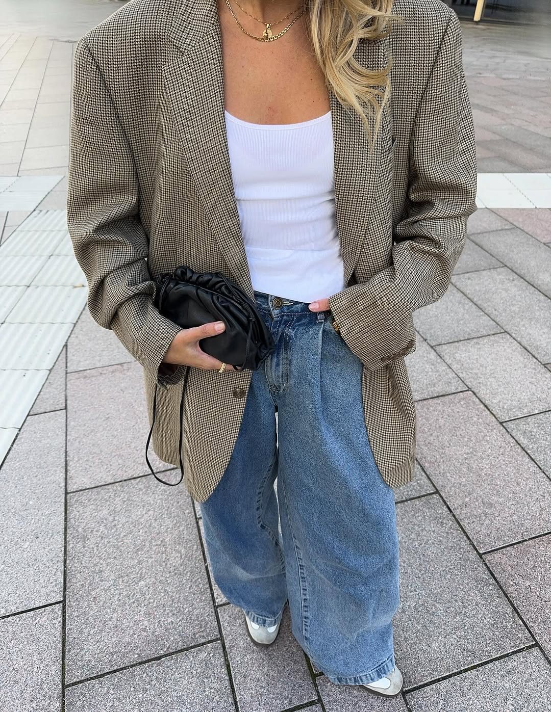 Woman wearing fall blazer with jeans outfit 2025.