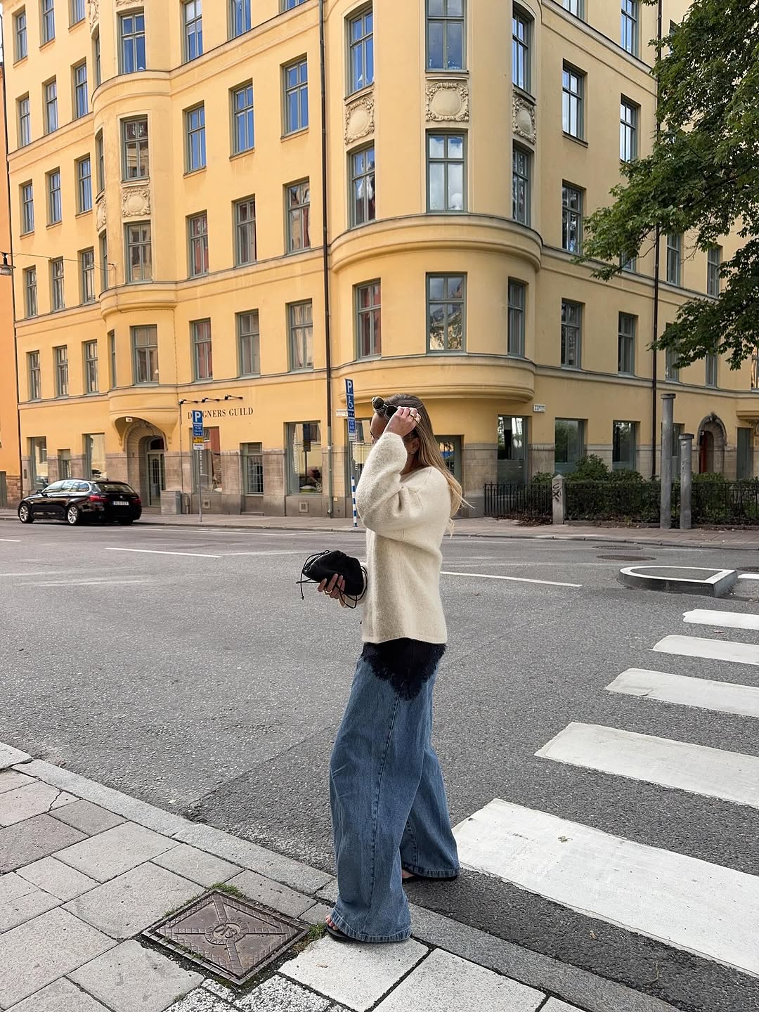 woman wearing fall loose and long denim trend 2025