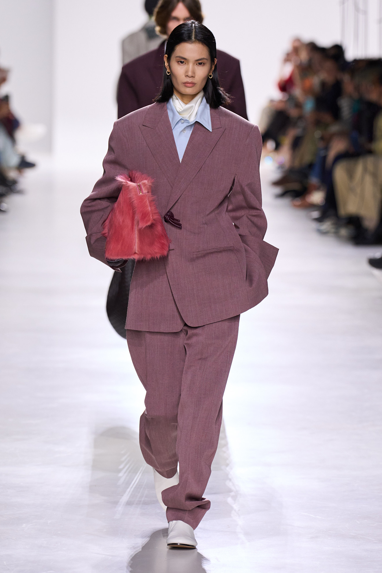 Model at the S/S 26 Bottega Veneta show wearing pink with mauve and burgundy.
