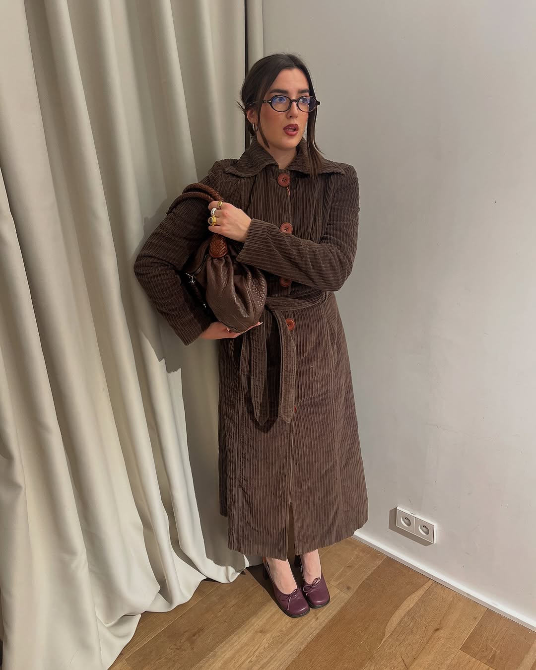 Woman wearing burgundy shoe outfit 2025.