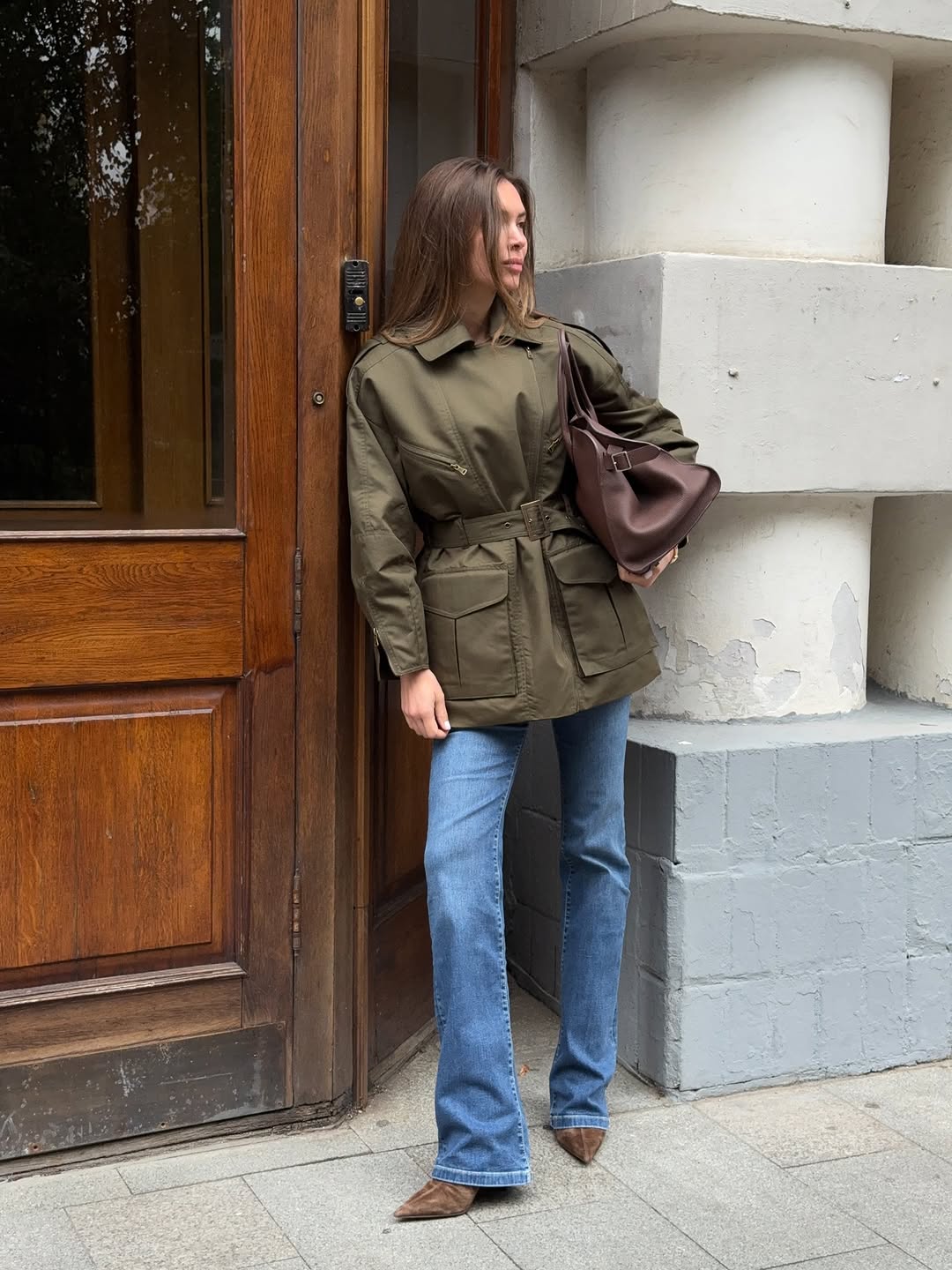 woman wearing best fall denim outfit november 2025