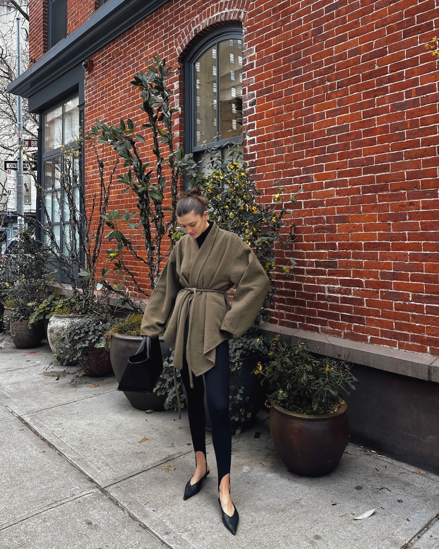 Fashion person wearing stirrup leggings.