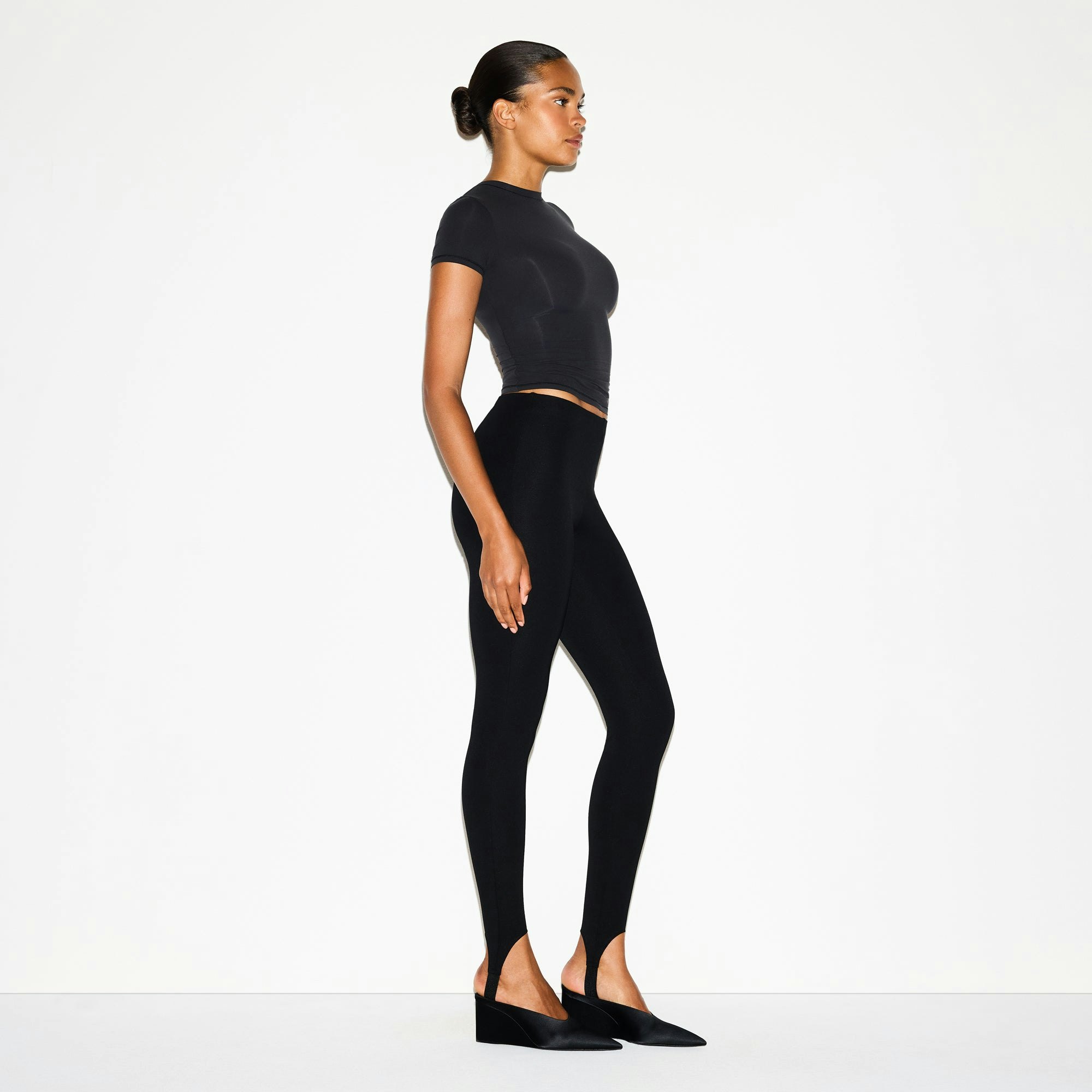 The Essential Collection High-Waisted Stirrup Legging | Obsidian | Xxs
