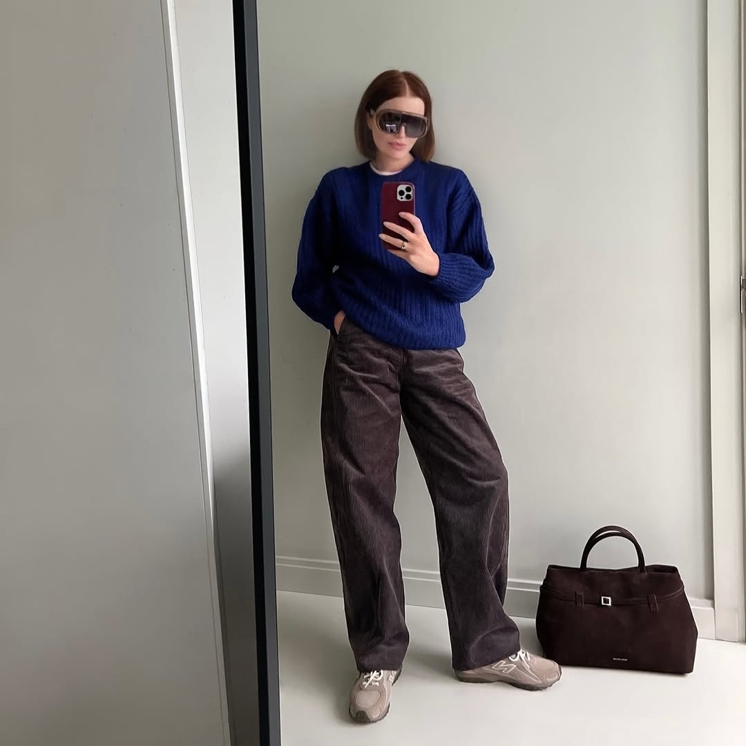 woman wearing sneaker outfit idea 2026