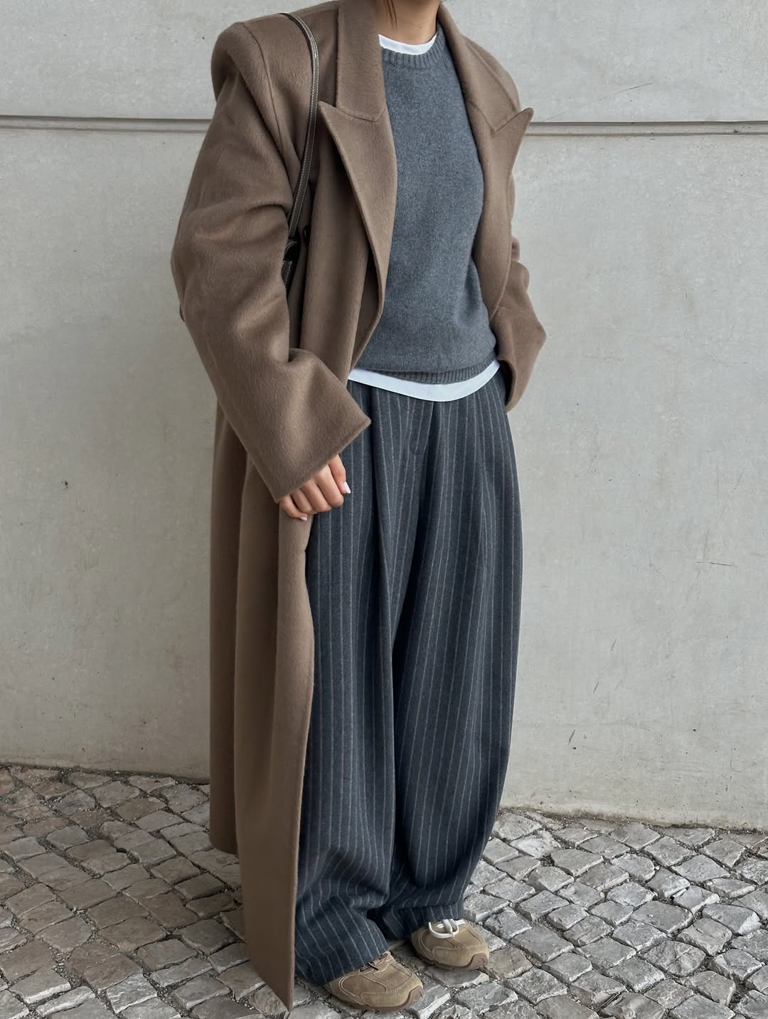 woman wearing sneaker outfit idea 2026