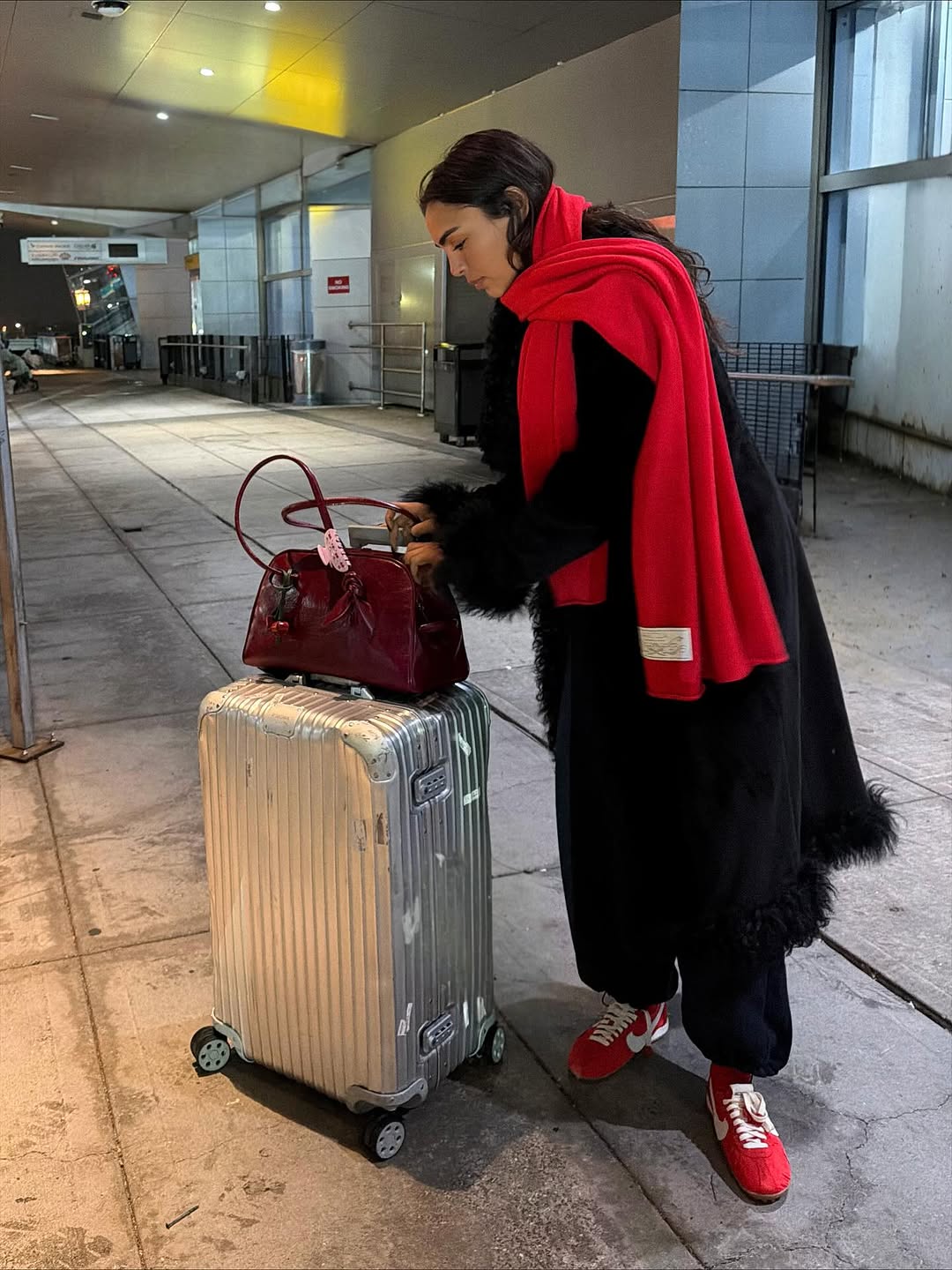 woman wearing sneaker outfit idea 2026