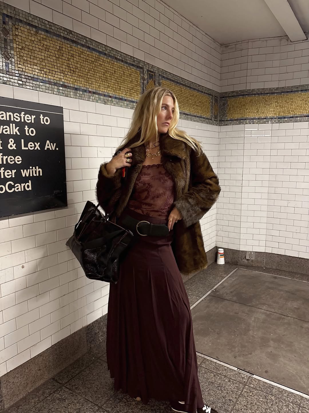 woman wearing sneaker outfit idea 2026