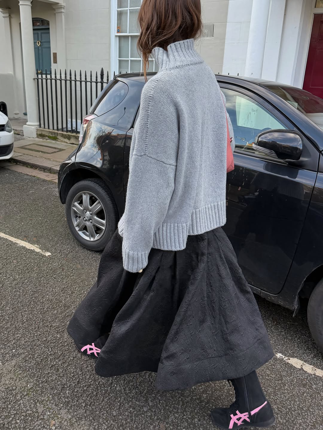 woman wearing sneaker outfit idea 2026