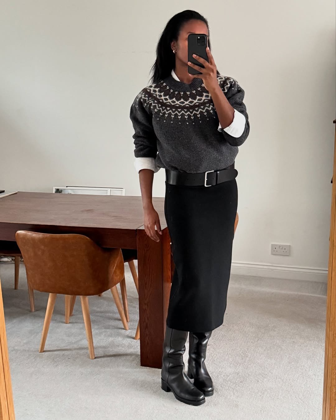 Woman wearing best outfit formula of 2026.