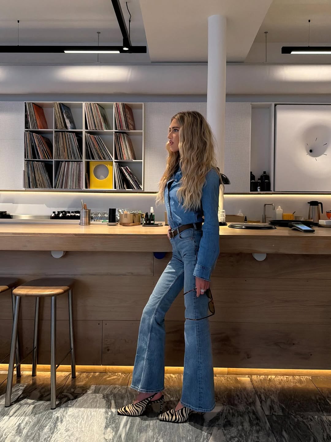 Woman wearing jeans with heels outfit 2026.