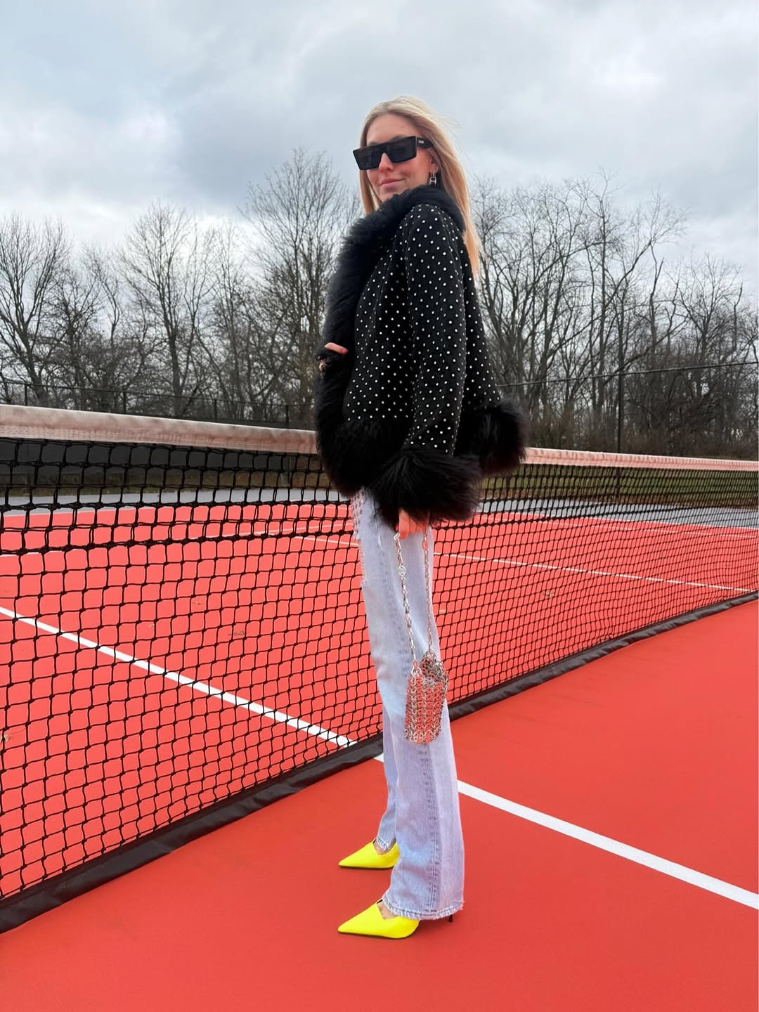 Woman wearing jeans with heels outfit 2026.